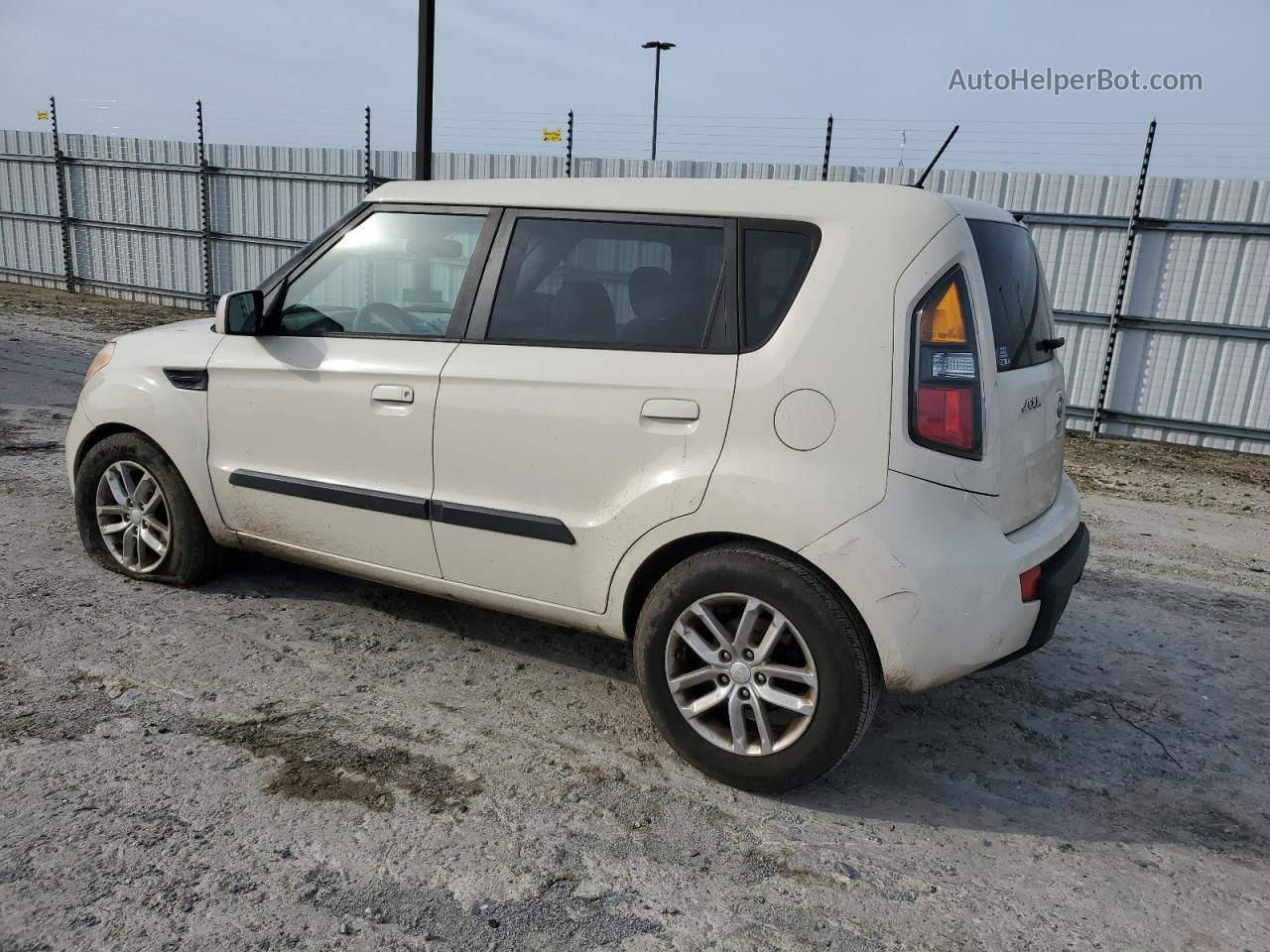 2010 Kia Soul + White vin: KNDJT2A29A7059208