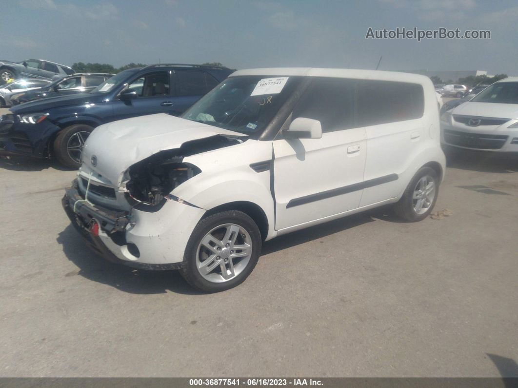 2010 Kia Soul + White vin: KNDJT2A29A7144680