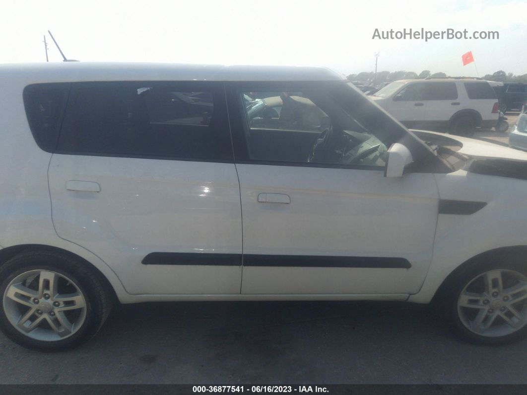 2010 Kia Soul + White vin: KNDJT2A29A7144680