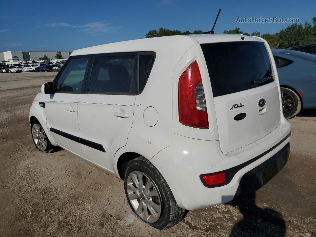 2013 Kia Soul  White vin: KNDJT2A55D7767115