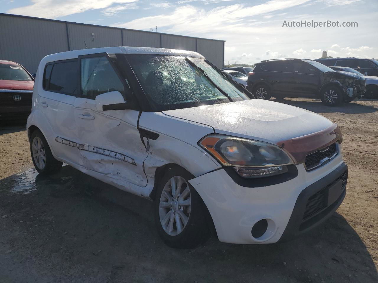 2013 Kia Soul  White vin: KNDJT2A55D7767115