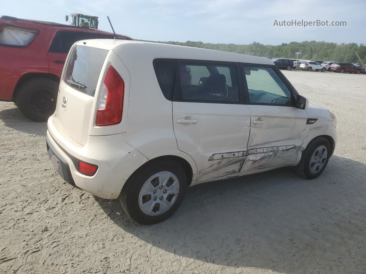 2013 Kia Soul  White vin: KNDJT2A56D7759721