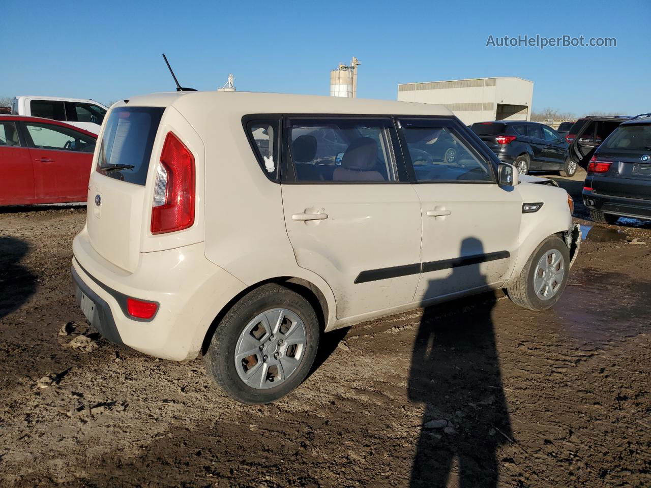 2013 Kia Soul  White vin: KNDJT2A57D7757721