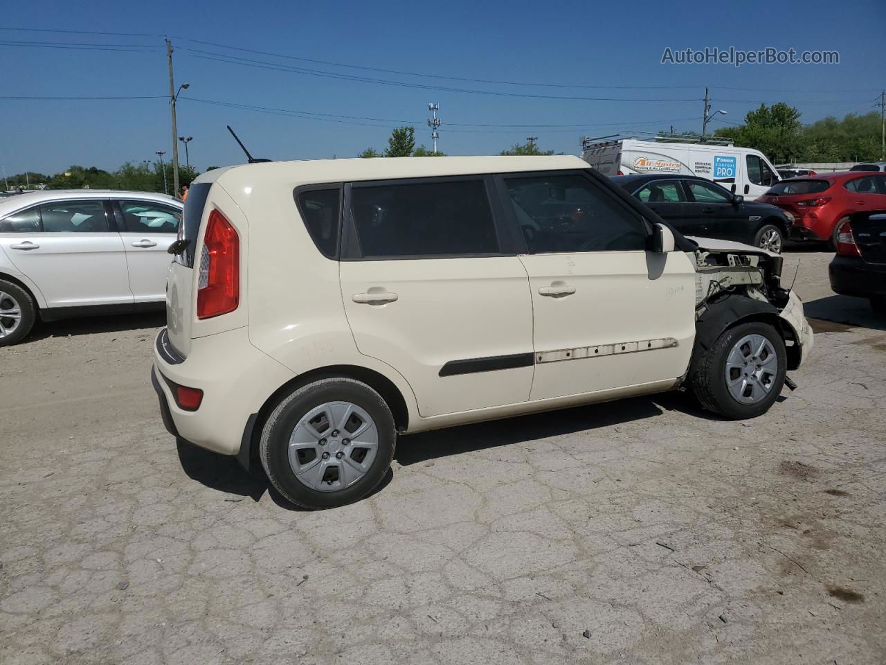 2013 Kia Soul  Кремовый vin: KNDJT2A5XD7517093