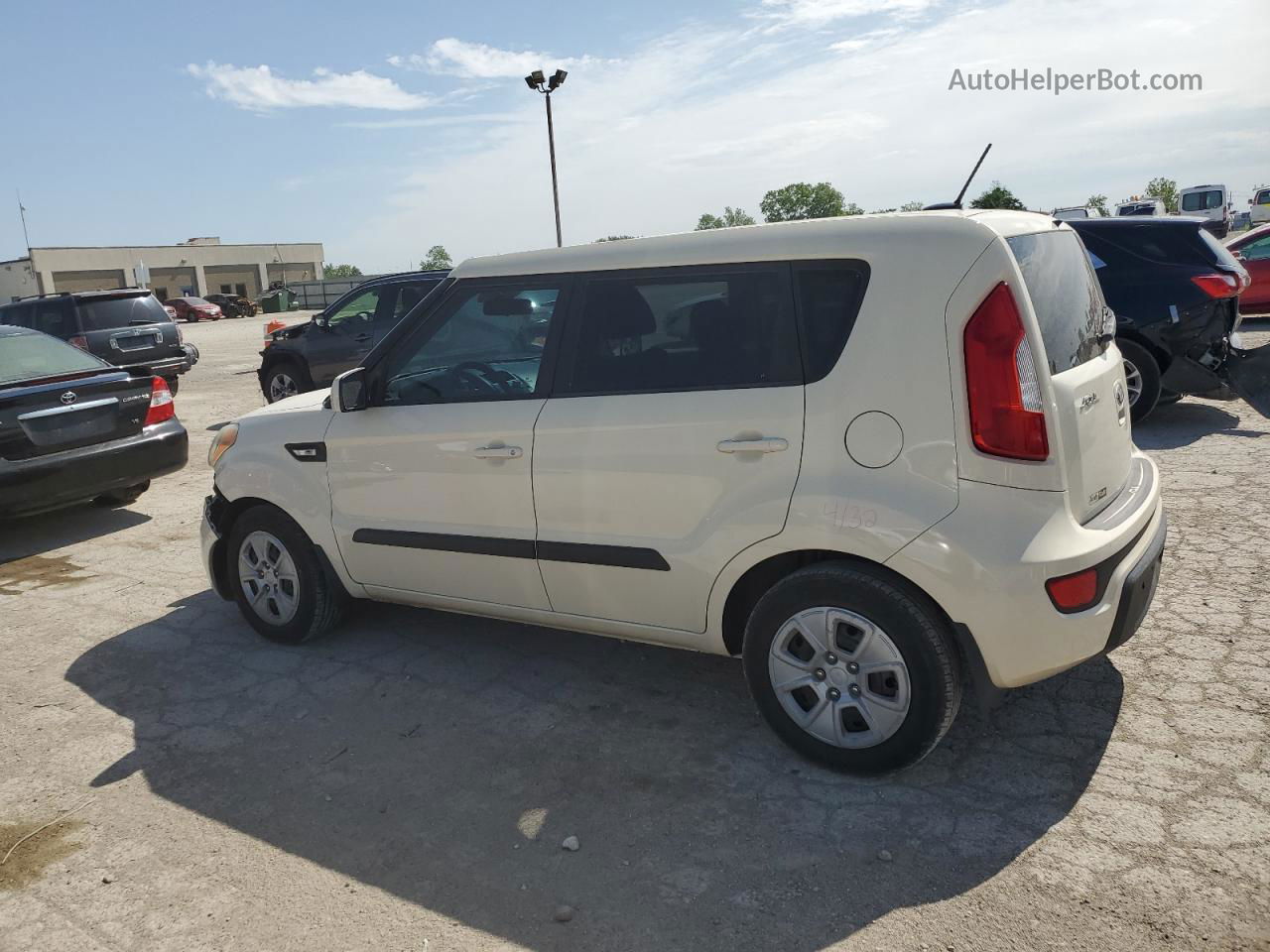 2013 Kia Soul  Cream vin: KNDJT2A5XD7517093