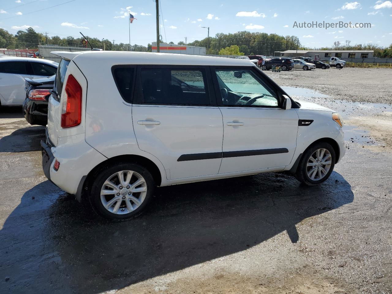 2013 Kia Soul  White vin: KNDJT2A5XD7555701