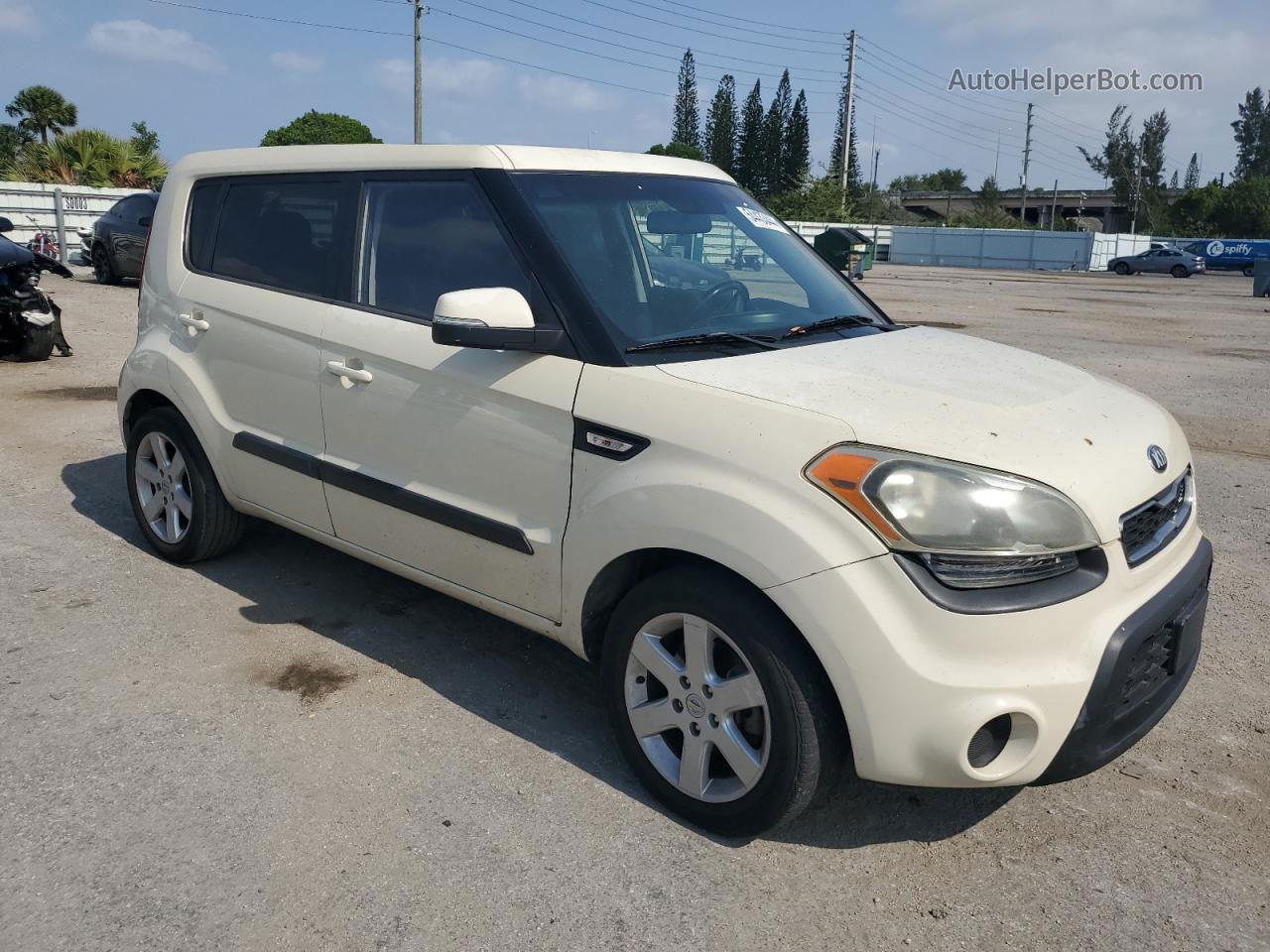 2013 Kia Soul + Beige vin: KNDJT2A60D7526099