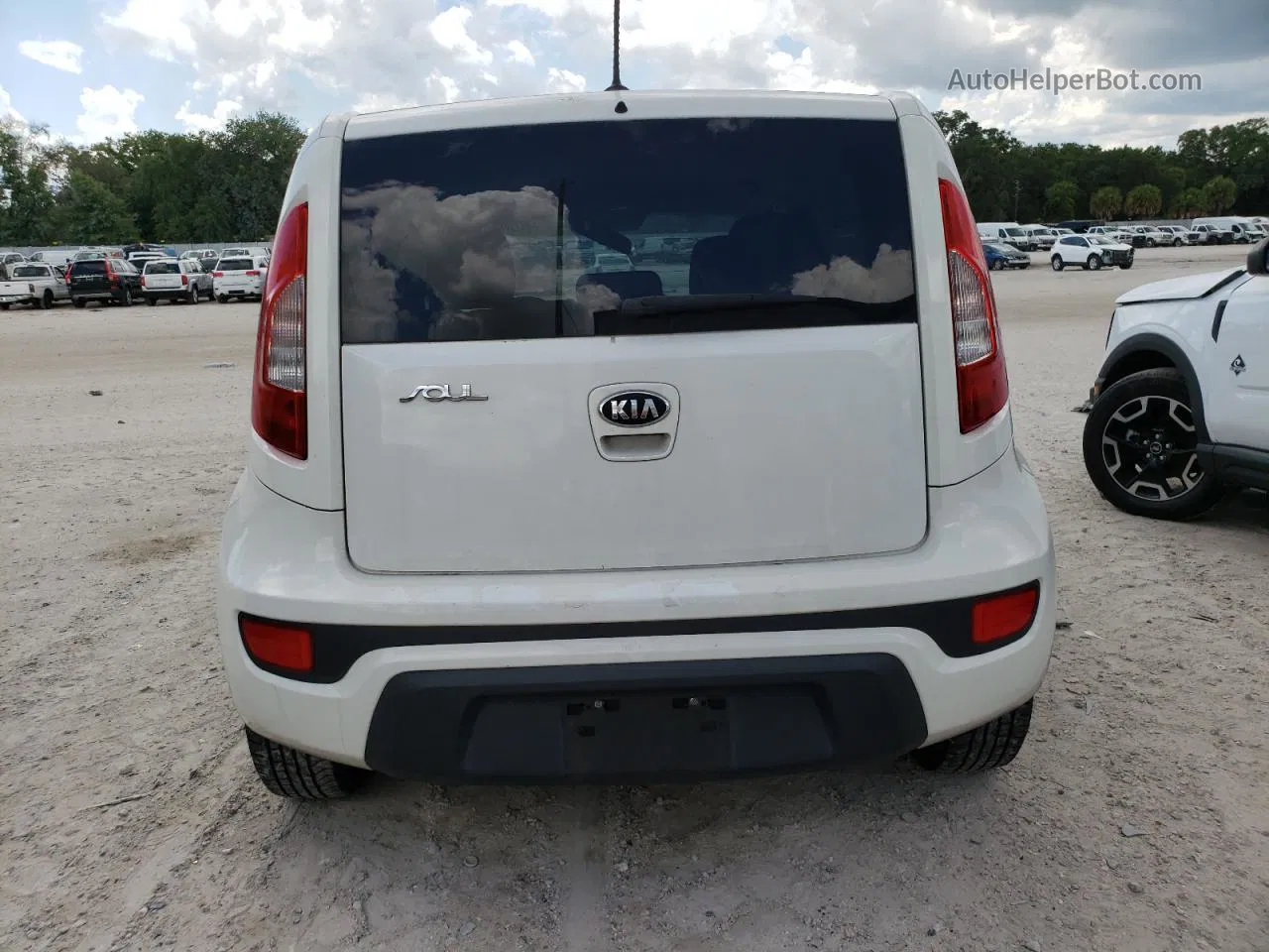 2013 Kia Soul + White vin: KNDJT2A61D7532932