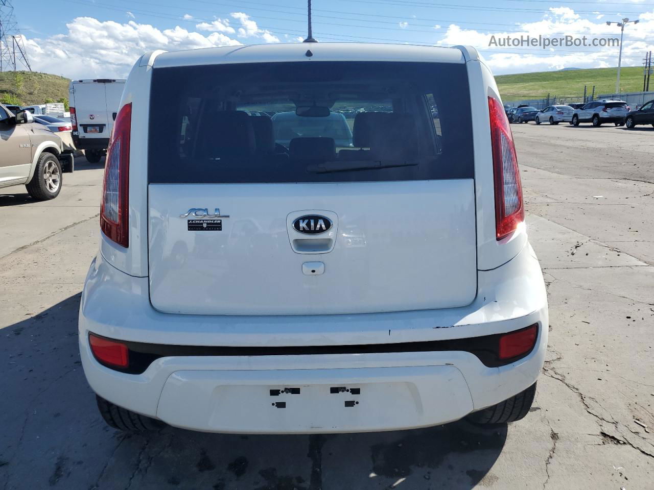 2013 Kia Soul + White vin: KNDJT2A62D7593206