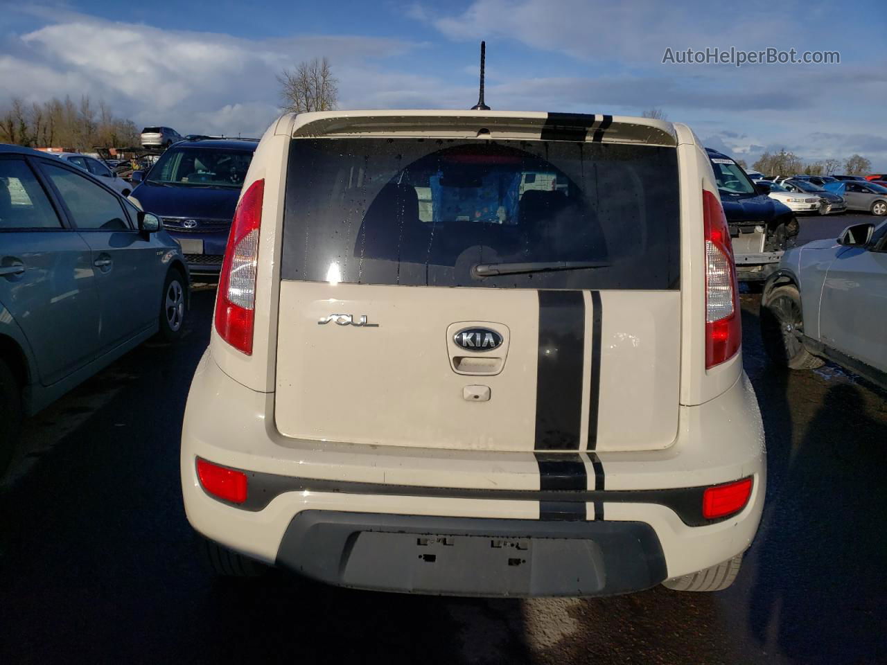 2013 Kia Soul + White vin: KNDJT2A62D7772779