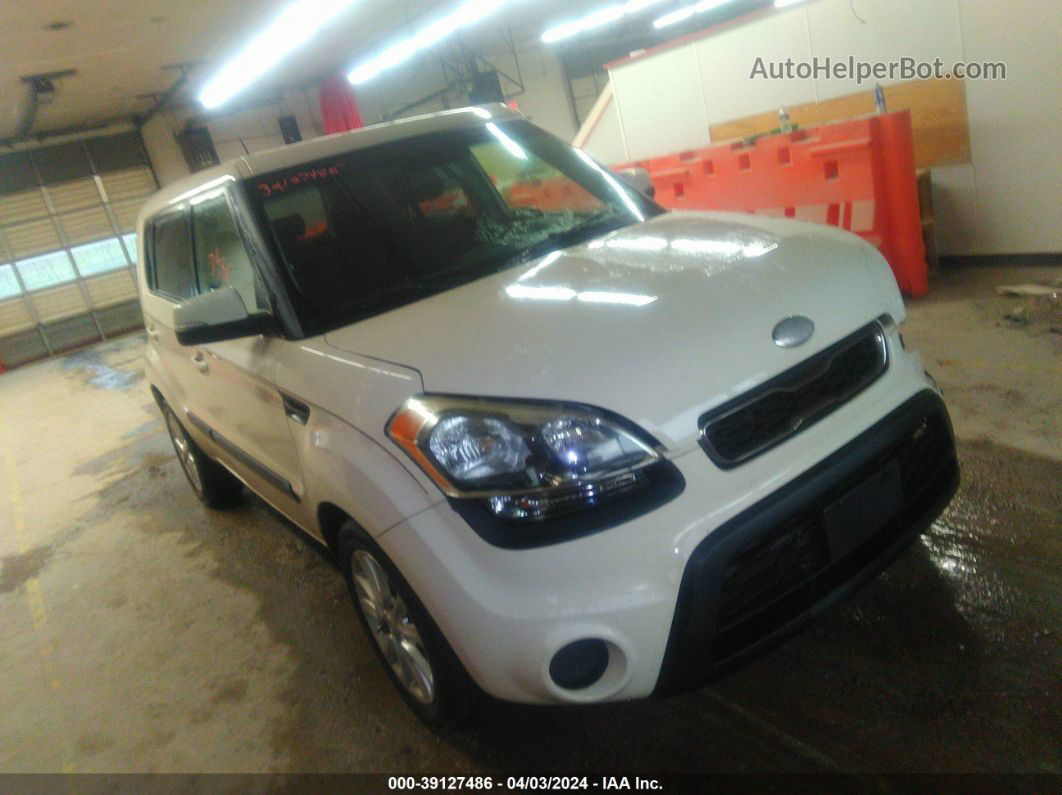 2013 Kia Soul + White vin: KNDJT2A66D7757105