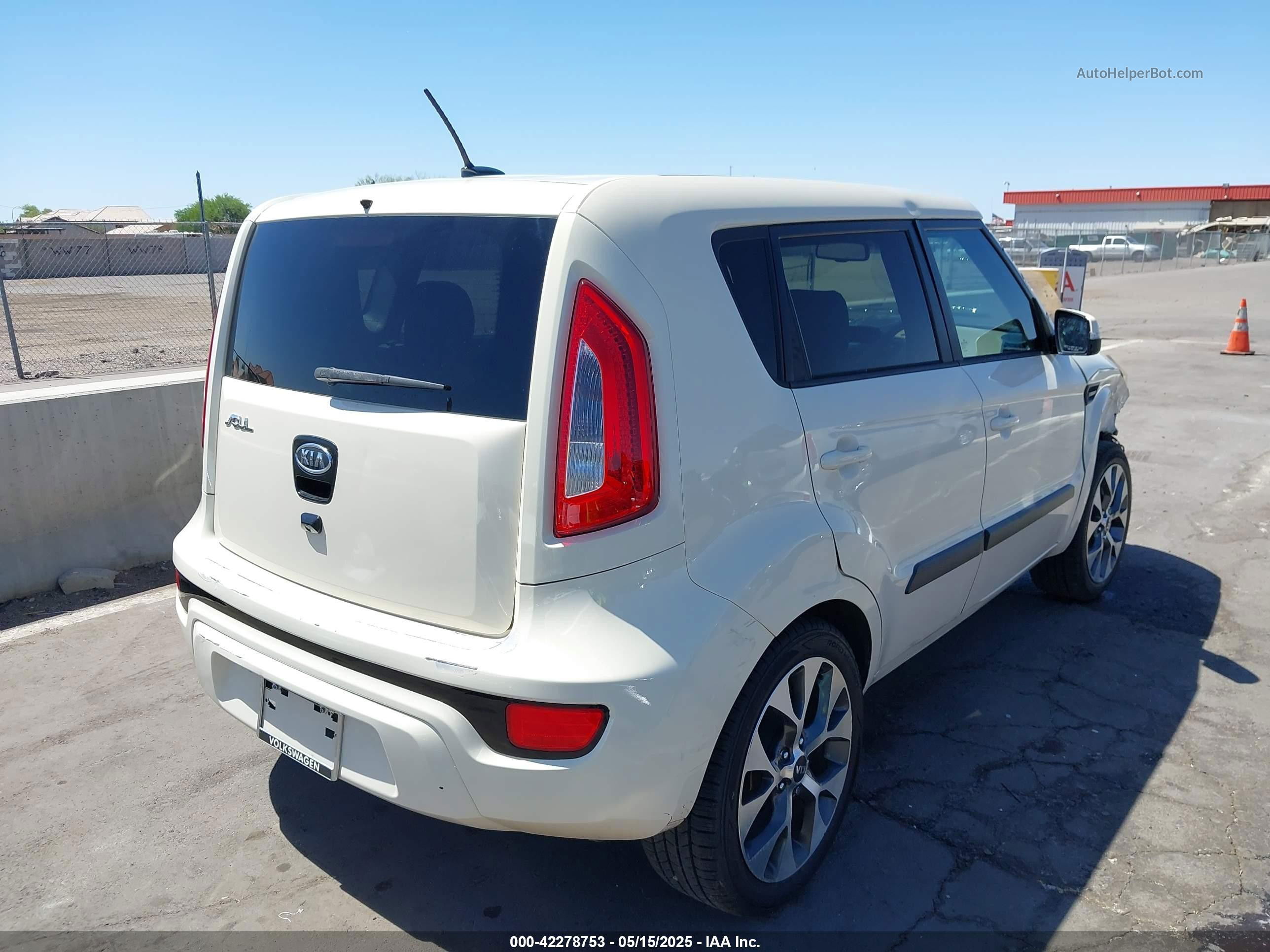 2012 Kia Soul ! White vin: KNDJT2A67C7451254