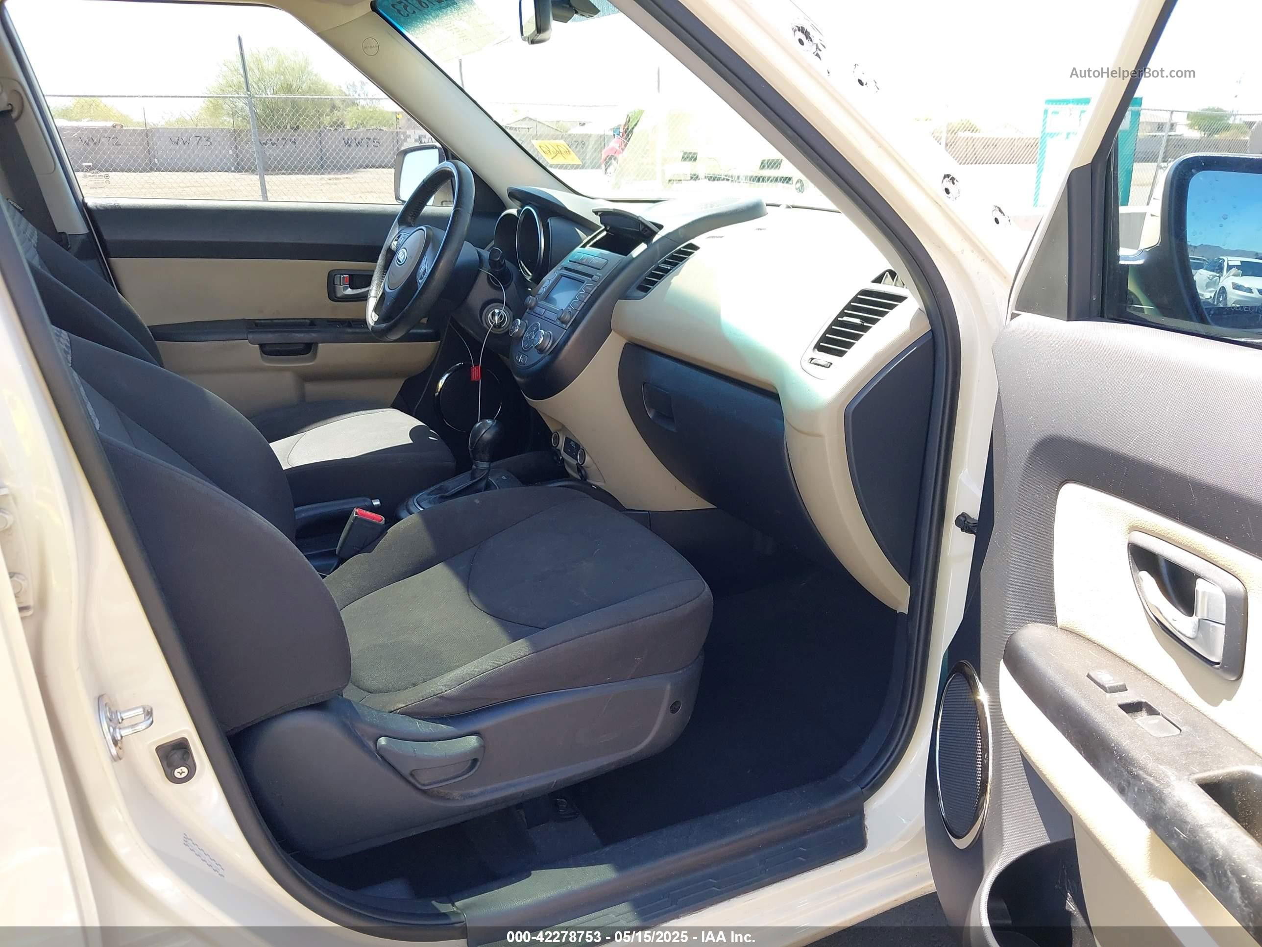 2012 Kia Soul ! White vin: KNDJT2A67C7451254