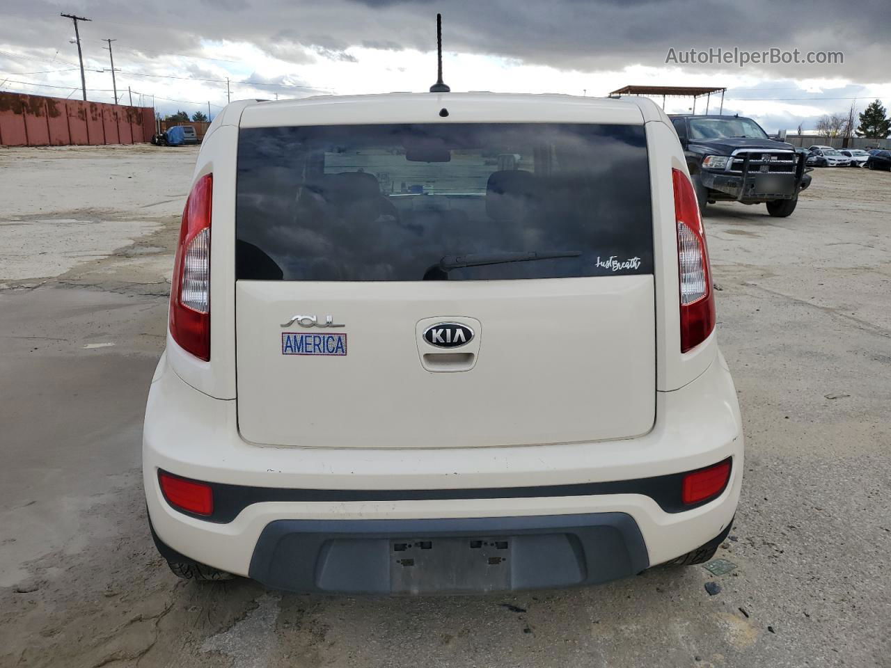 2013 Kia Soul + Cream vin: KNDJT2A68D7756828