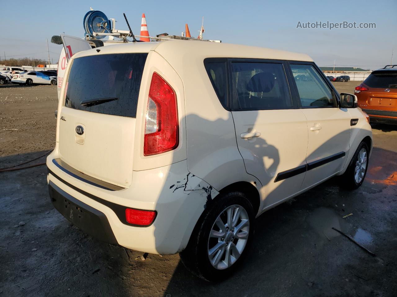 2013 Kia Soul + White vin: KNDJT2A68D7766002