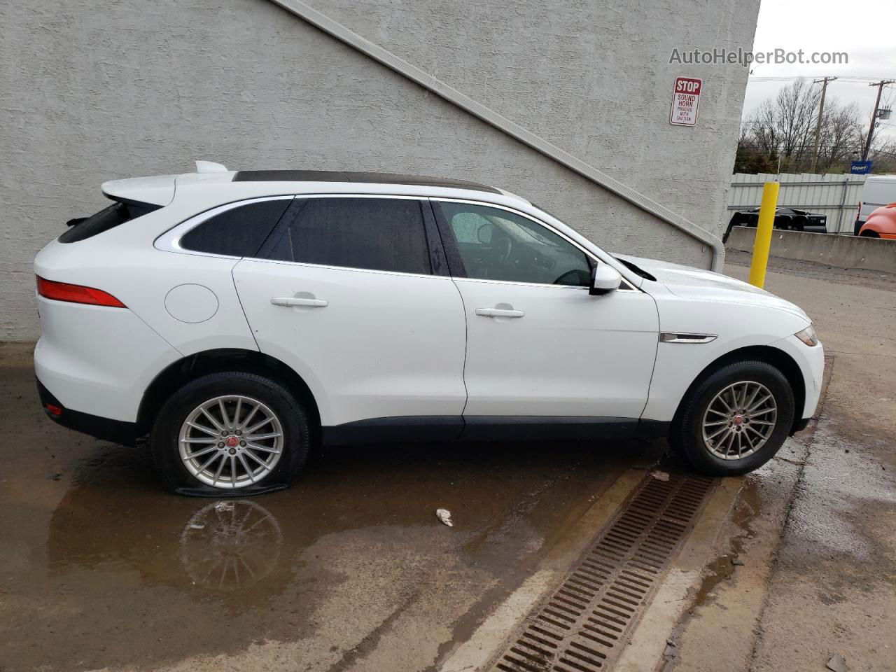 2019 Jaguar F-pace  White vin: SADCS2FX9KA392565