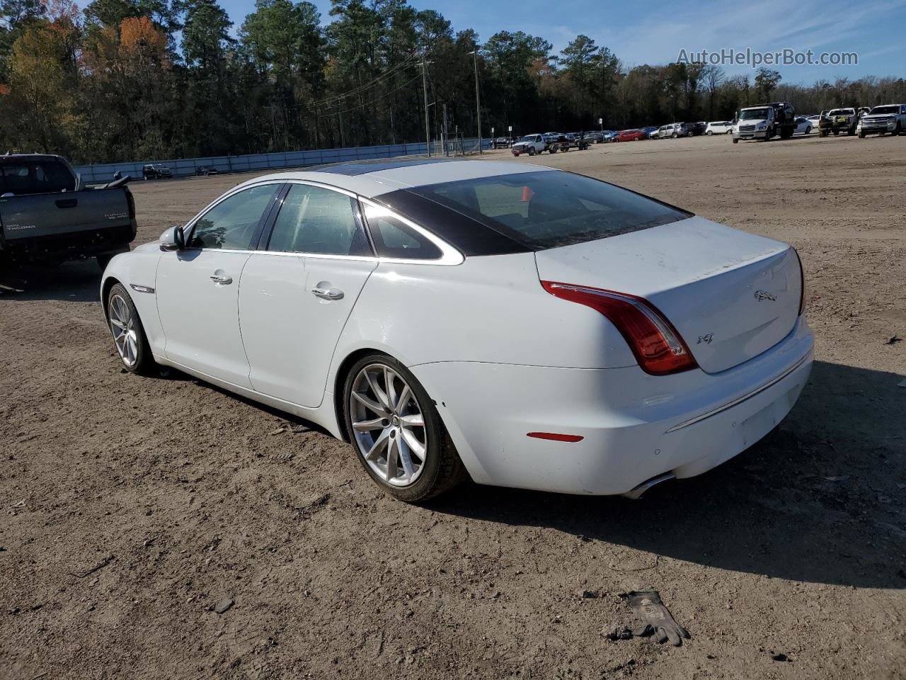 2012 Jaguar Xj  White vin: SAJWA1CB7CLV33686