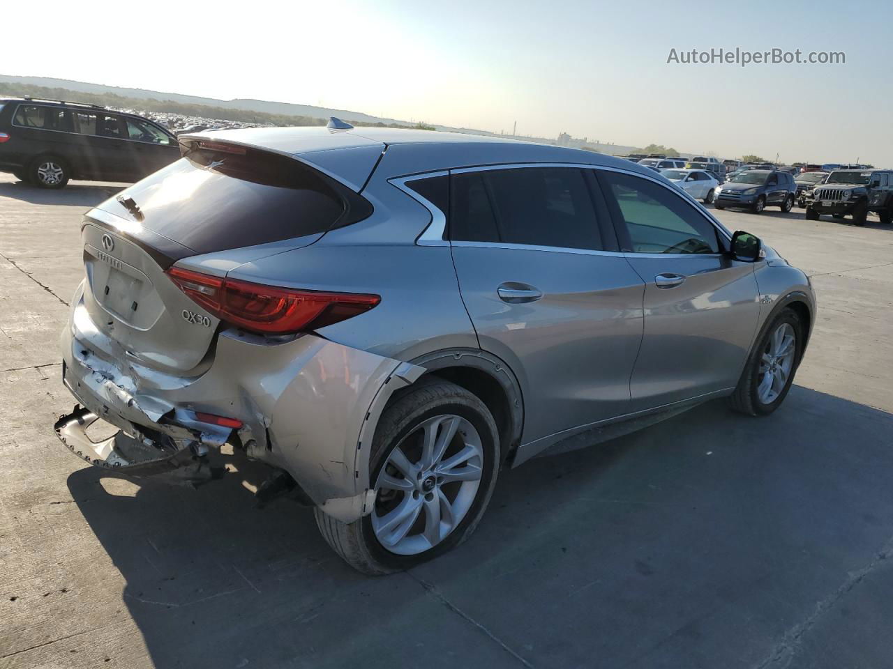 2018 Infiniti Qx30 Base Серебряный vin: SJKCH5CP3JA059144