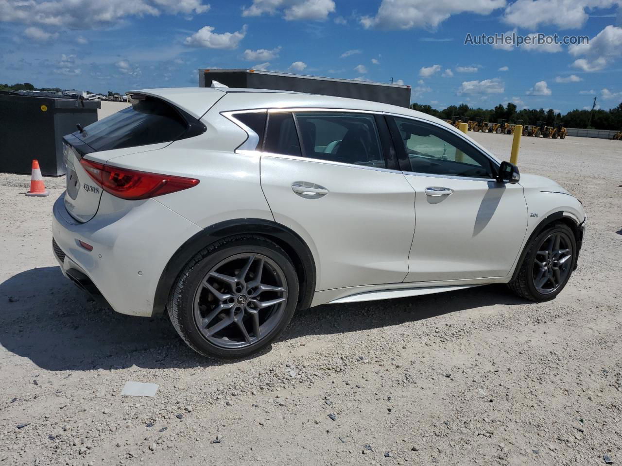 2018 Infiniti Qx30 Base White vin: SJKCH5CP5JA043723