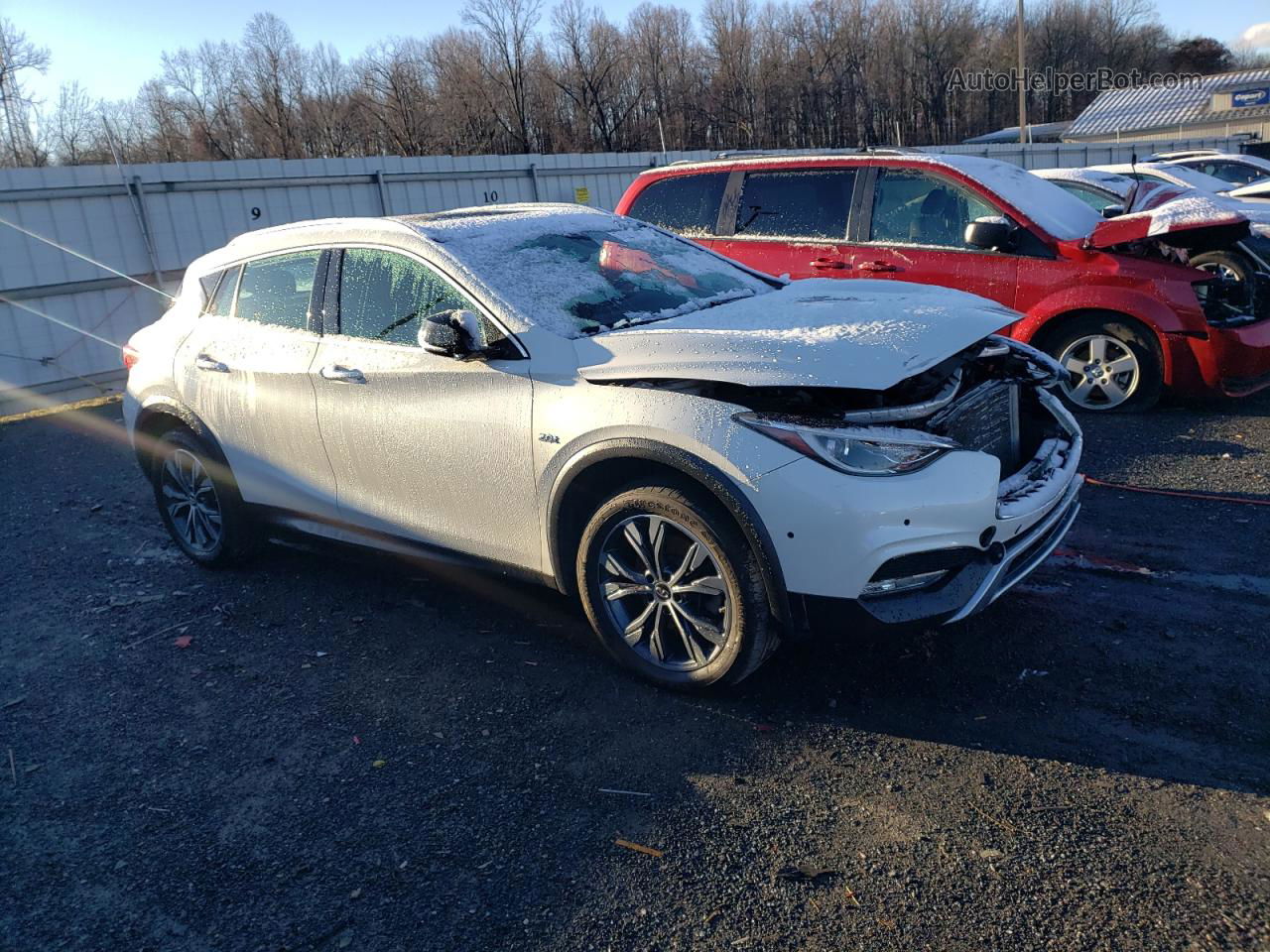 2018 Infiniti Qx30 Base White vin: SJKCH5CR1JA043588