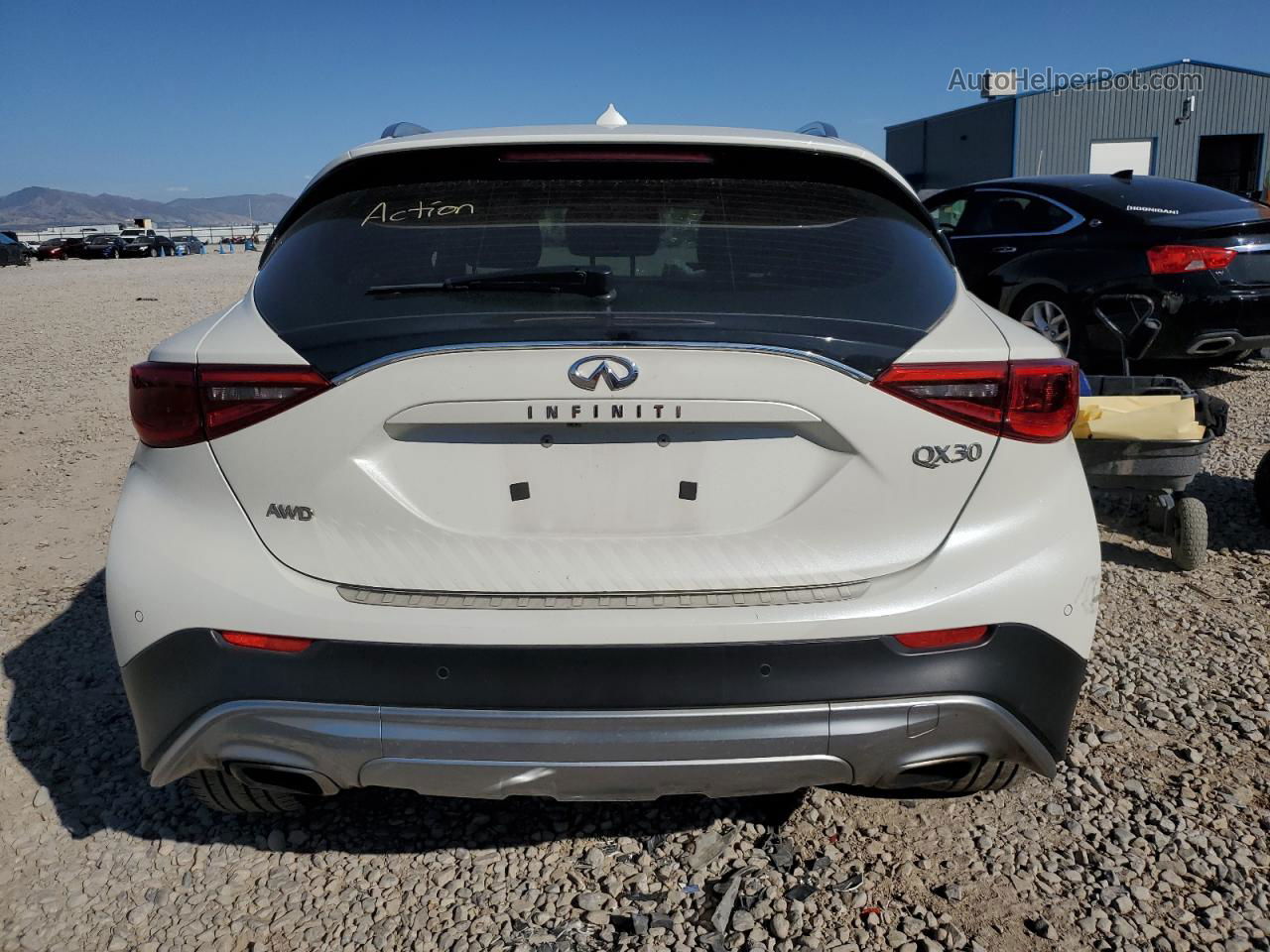 2018 Infiniti Qx30 Base White vin: SJKCH5CR2JA043115