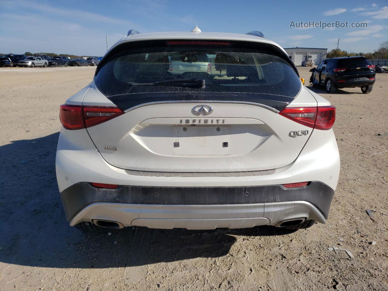 2018 Infiniti Qx30 Base White vin: SJKCH5CR5JA053637