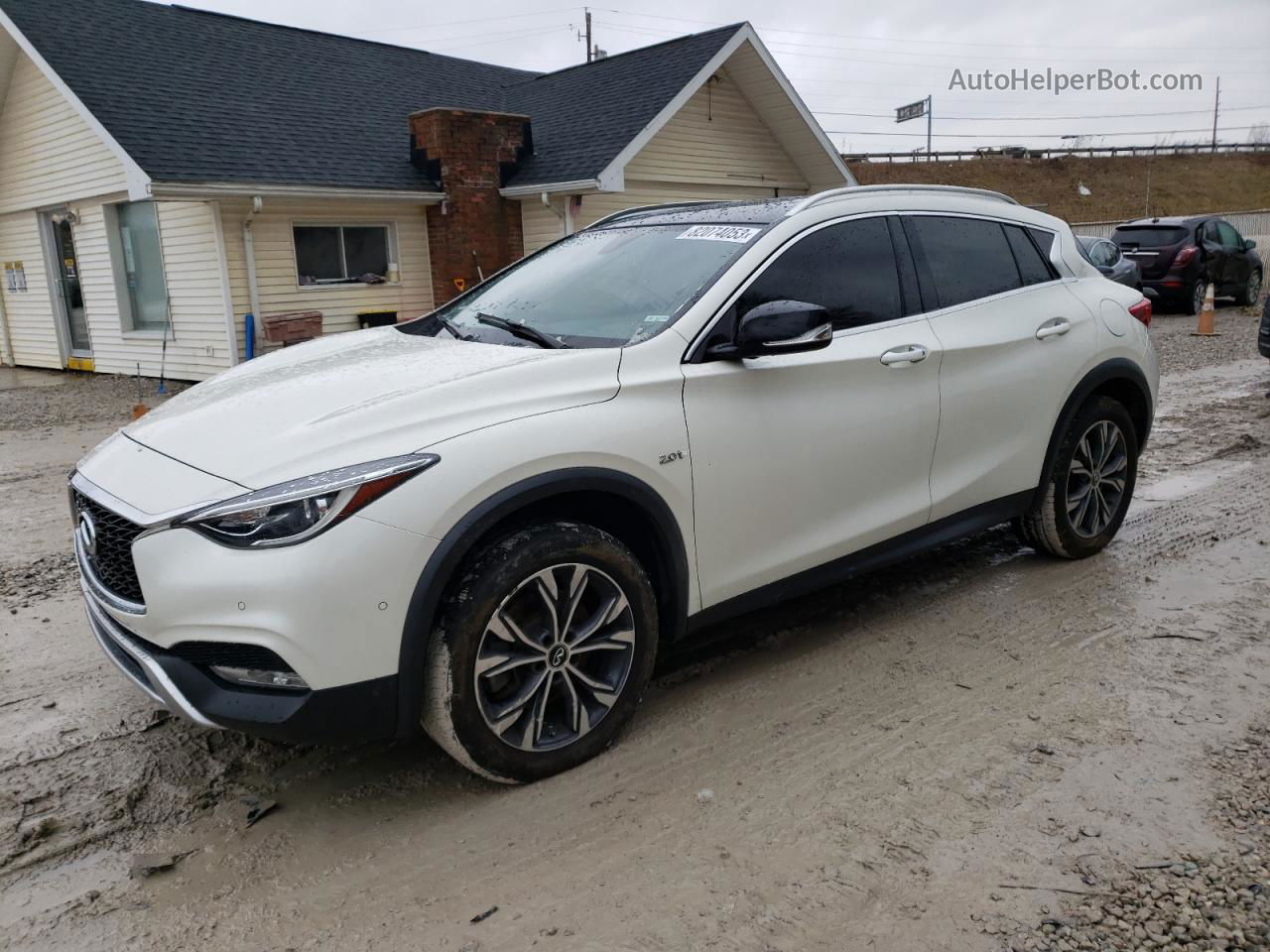 2018 Infiniti Qx30 Base White vin: SJKCH5CR6JA047992