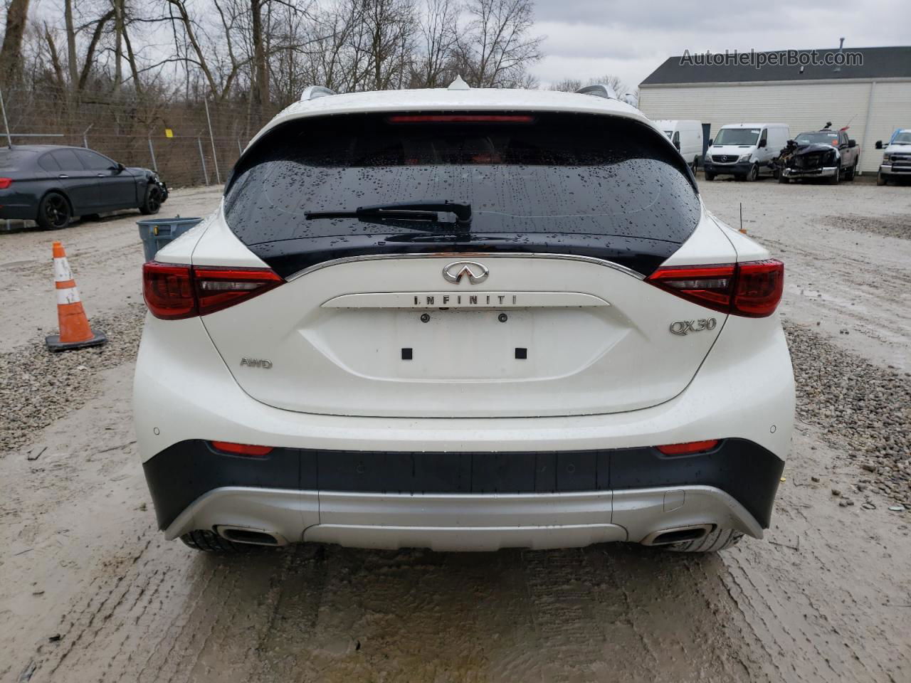 2018 Infiniti Qx30 Base White vin: SJKCH5CR6JA047992