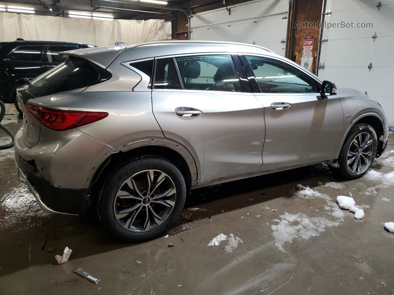 2018 Infiniti Qx30 Base Silver vin: SJKCH5CR8JA044768