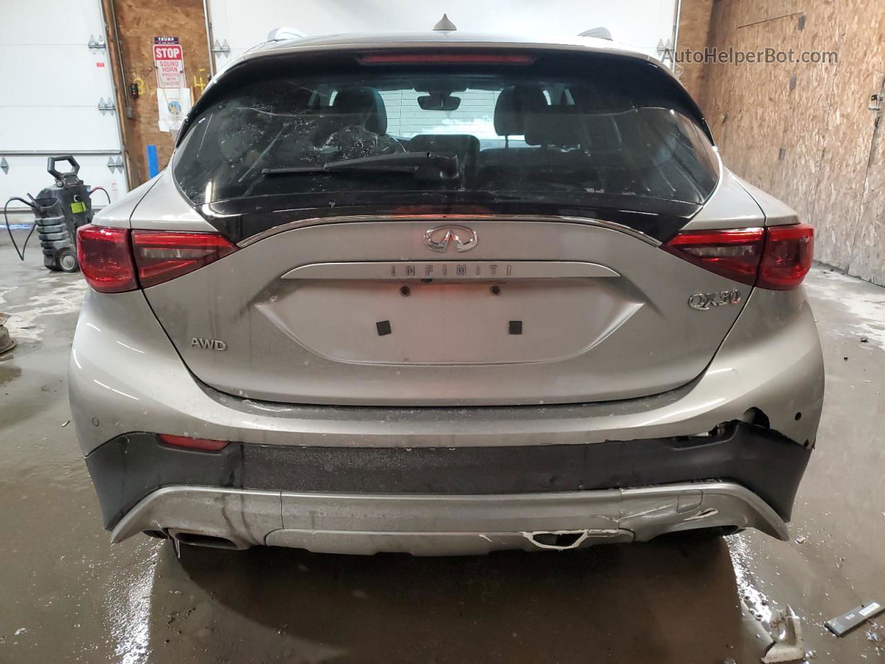 2018 Infiniti Qx30 Base Silver vin: SJKCH5CR8JA044768