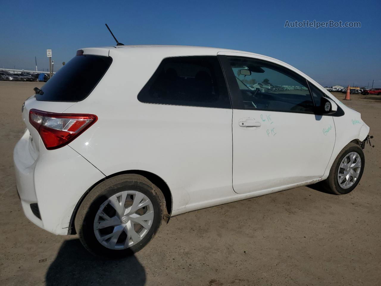 2018 Toyota Yaris L White vin: VNKJTUD31JA095596