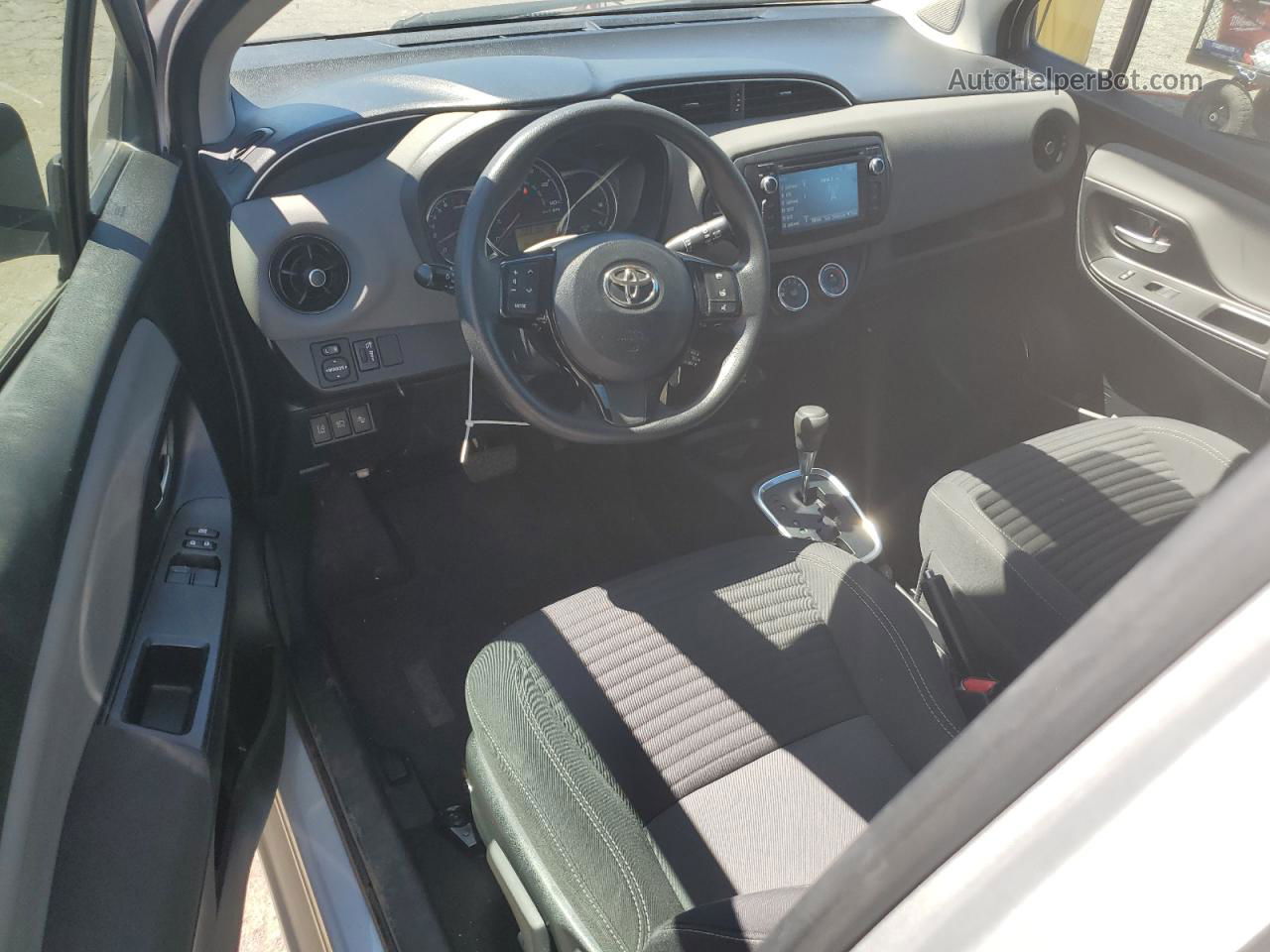 2018 Toyota Yaris L Silver vin: VNKJTUD37JA093206