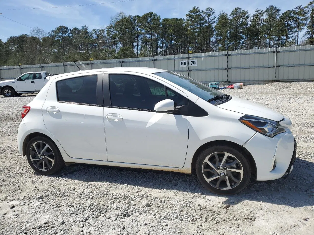 2018 Toyota Yaris L White vin: VNKKTUD35JA097226