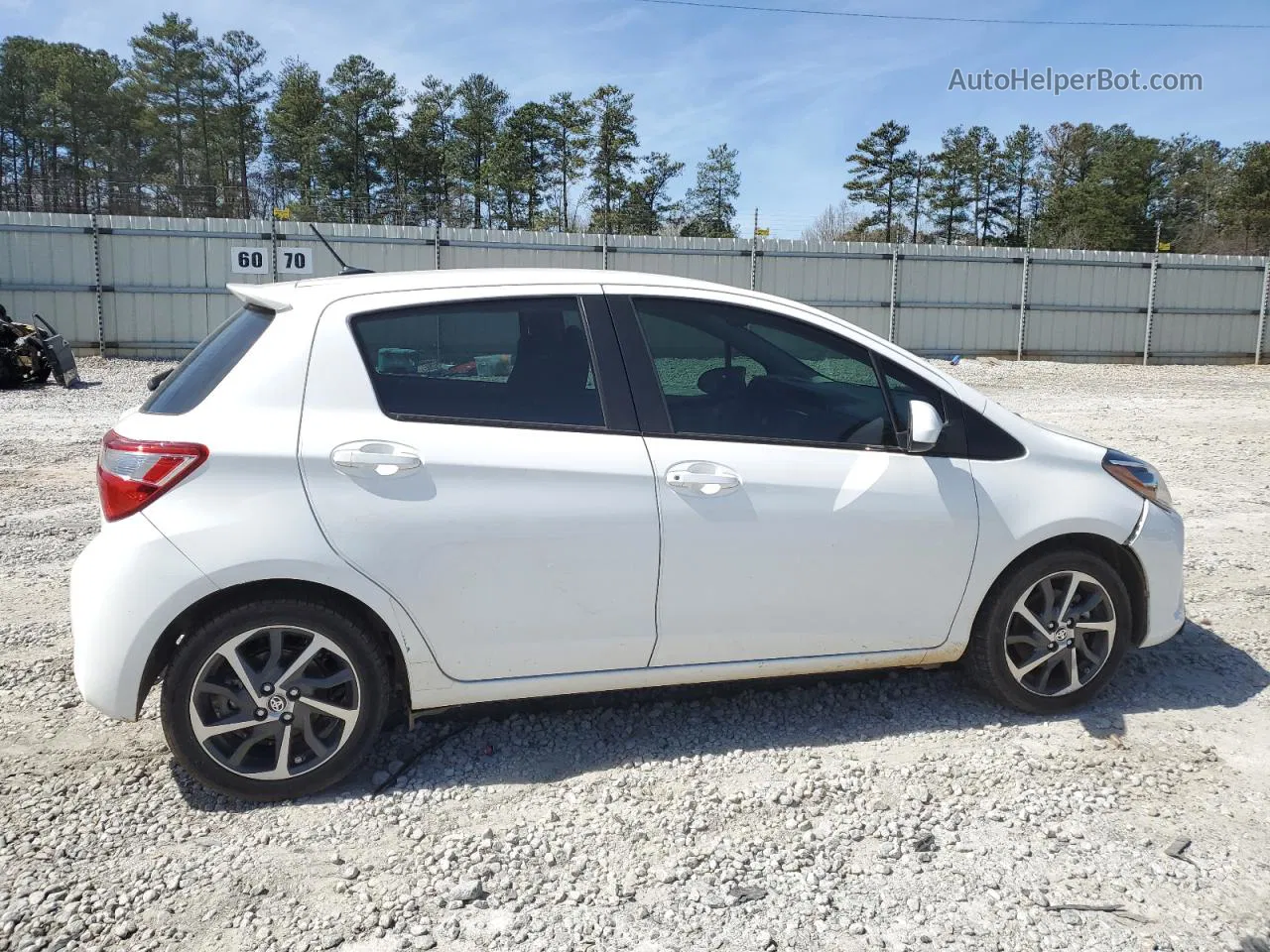 2018 Toyota Yaris L White vin: VNKKTUD35JA097226