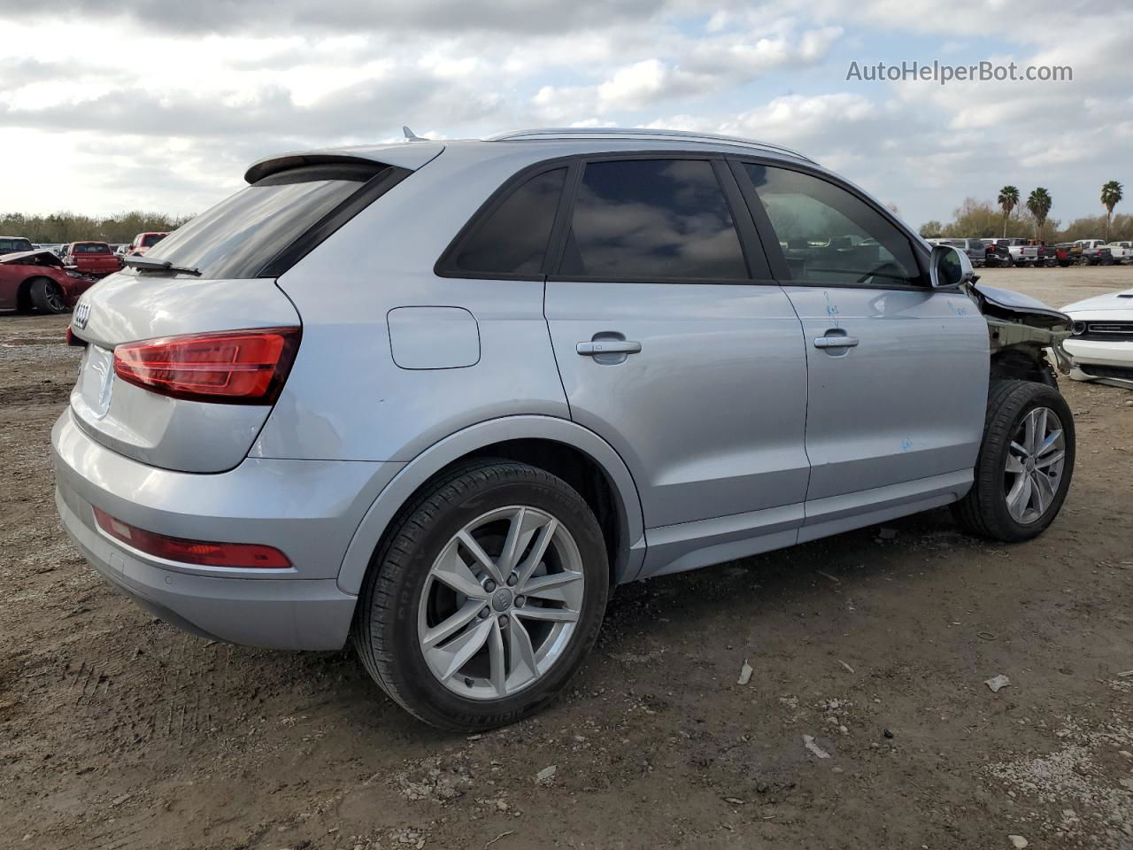 2018 Audi Q3 Premium Серебряный vin: WA1BCCFS0JR024994