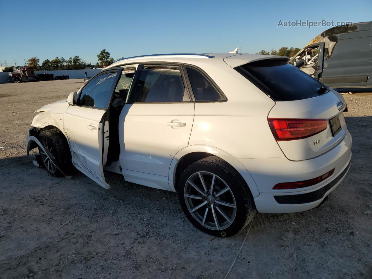 2018 Audi Q3 Premium White vin: WA1BCCFS5JR018057