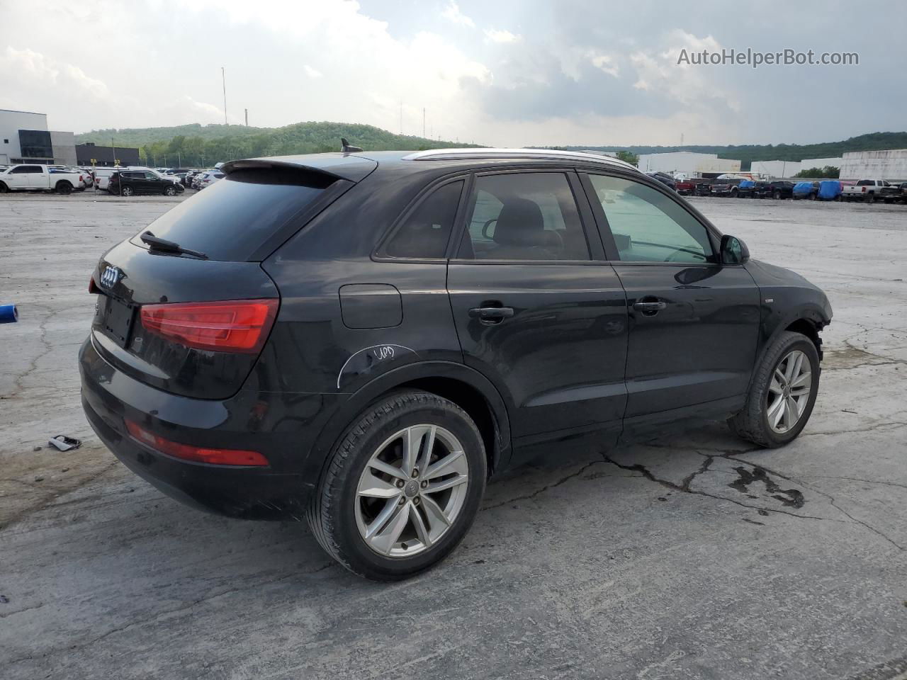 2018 Audi Q3 Premium Черный vin: WA1BCCFS7JR023650