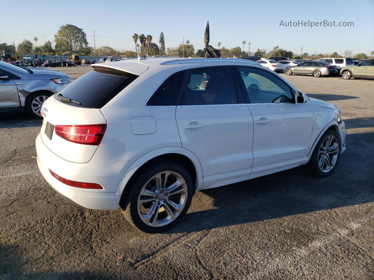 2018 Audi Q3 Premium Plus Белый vin: WA1HCCFS2JR013036