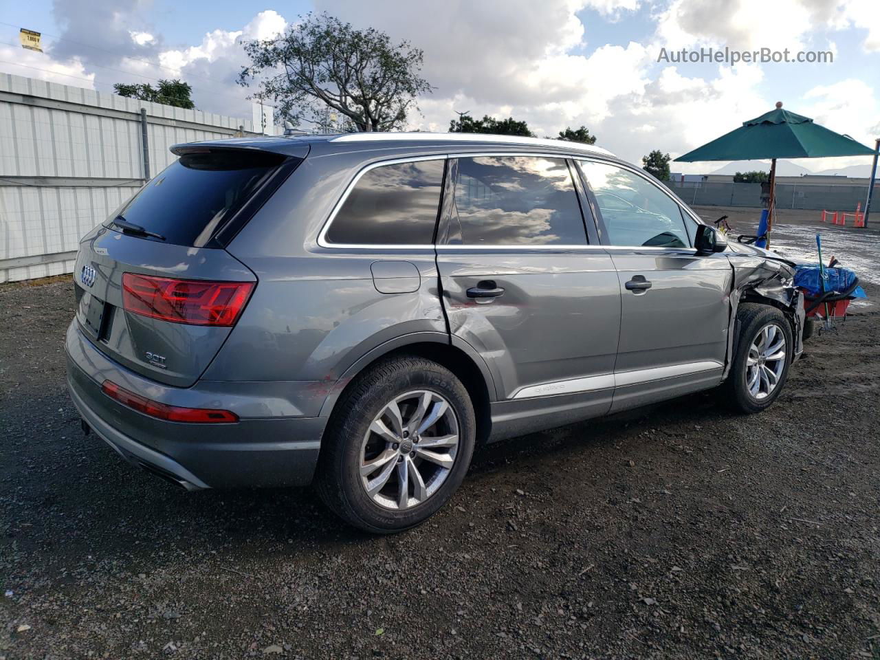 2017 Audi Q7 Premium Plus Серый vin: WA1LAAF78HD026140