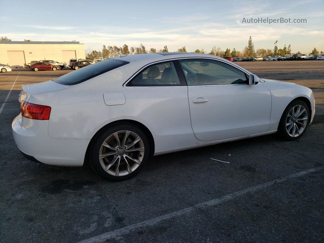 2014 Audi A5 Premium Белый vin: WAUCFAFR0EA053111