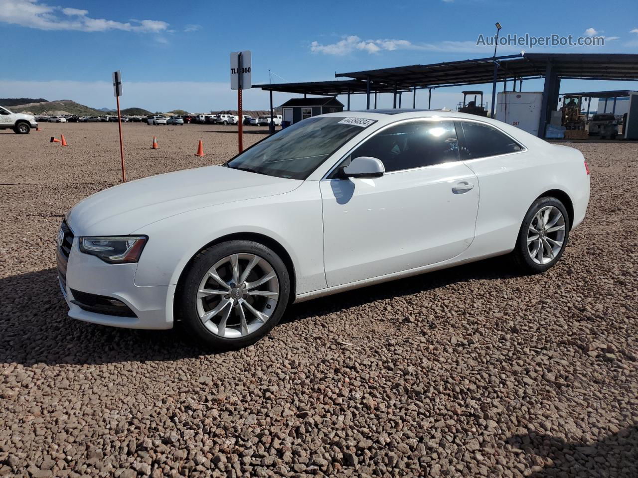 2014 Audi A5 Premium Белый vin: WAUCFAFR7EA039674