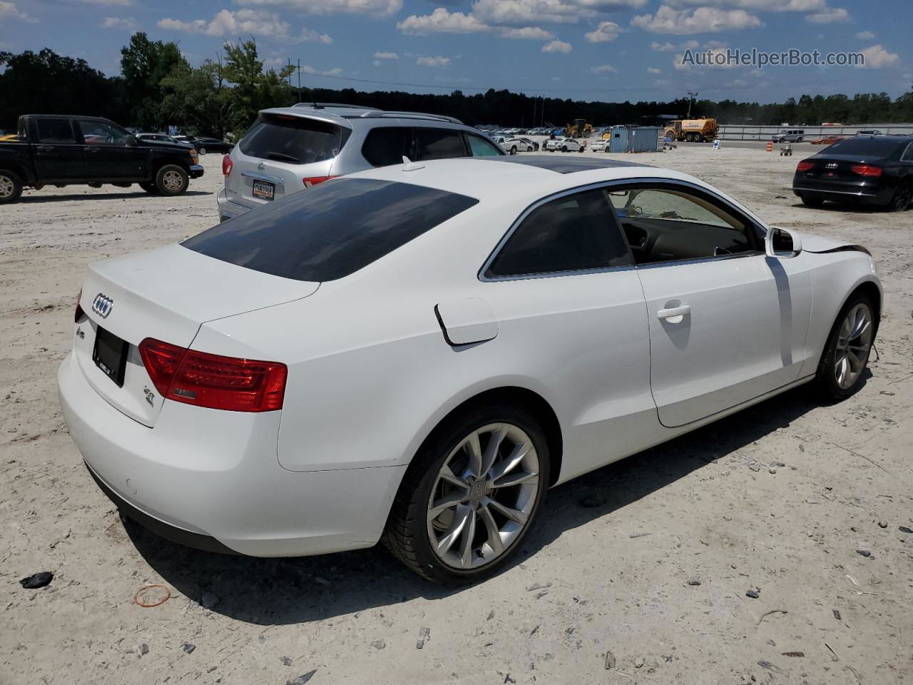 2014 Audi A5 Premium Белый vin: WAUCFAFR7EA062422