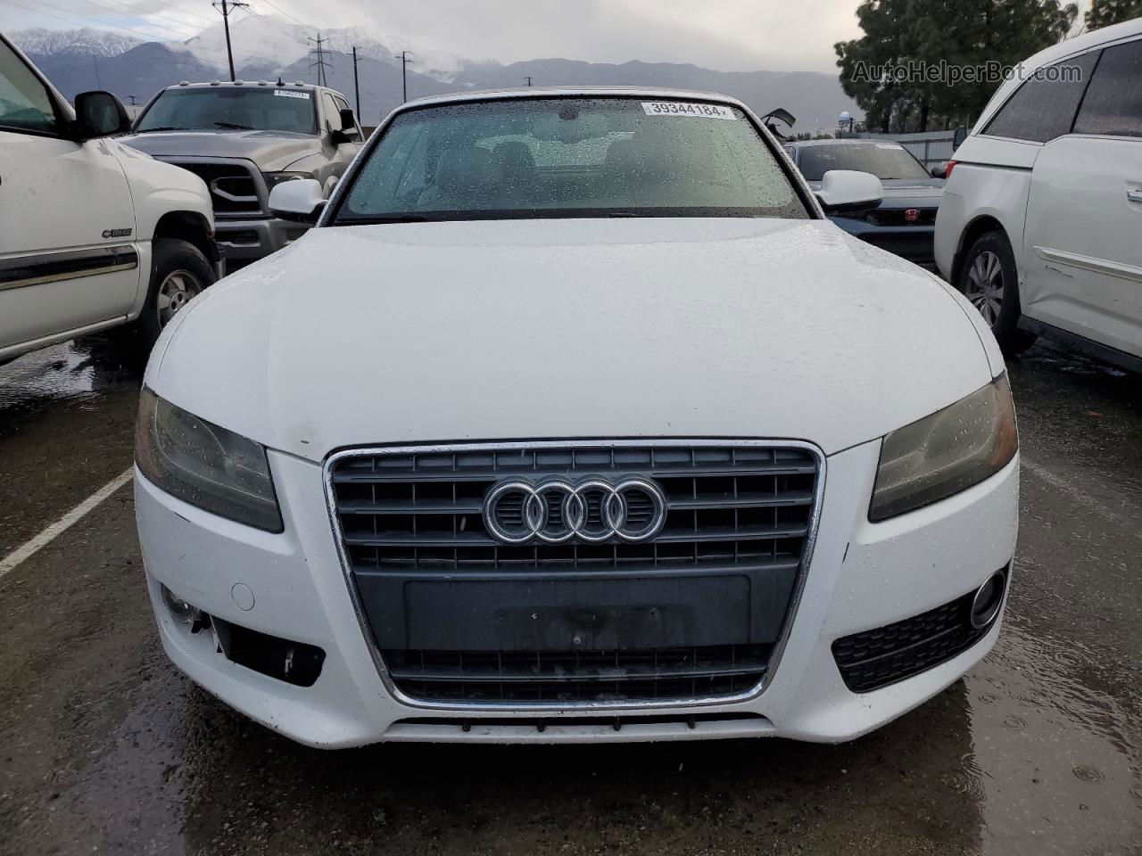 2011 Audi A5 Premium Plus Белый vin: WAUJFAFH2BN012661