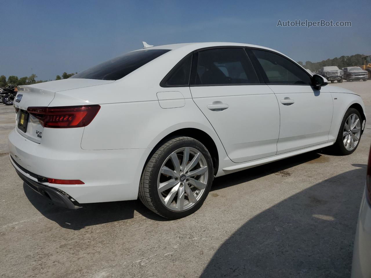 2018 Audi A4 Premium Белый vin: WAUKMAF4XJN013465