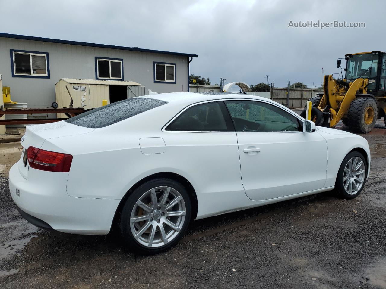 2011 Audi A5 Premium Plus Белый vin: WAULFAFR3BA049131