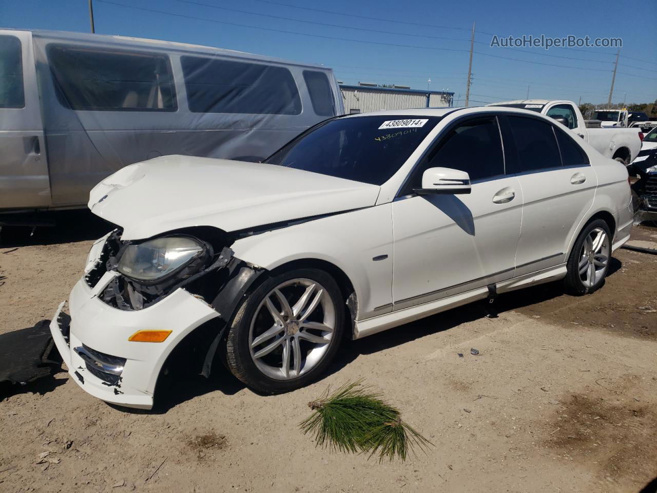 2012 Mercedes-benz C 250 Белый vin: WDDGF4HB2CR218179