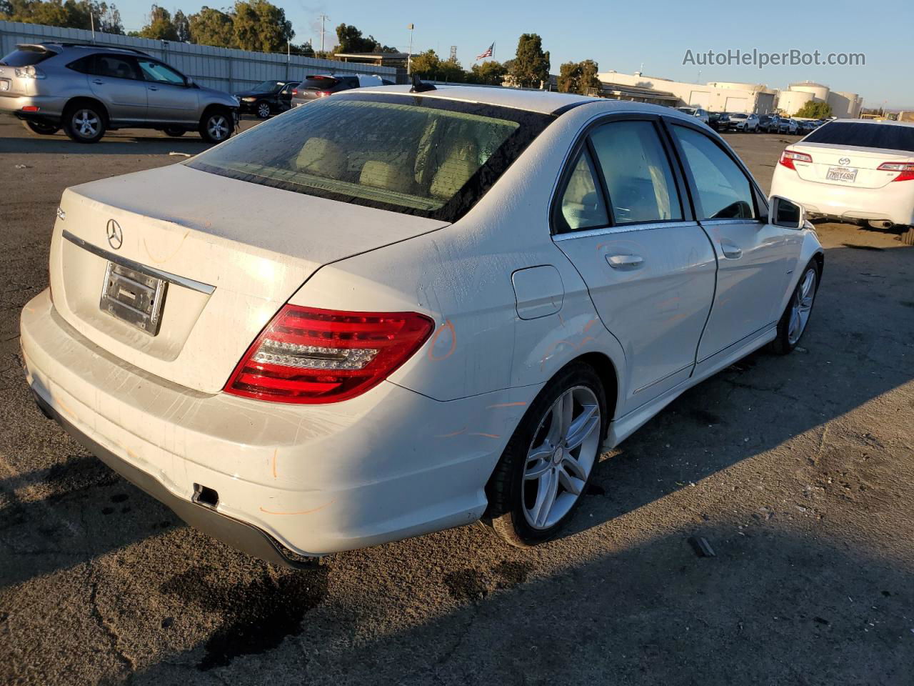 2012 Mercedes-benz C 250 Белый vin: WDDGF4HB8CA642593