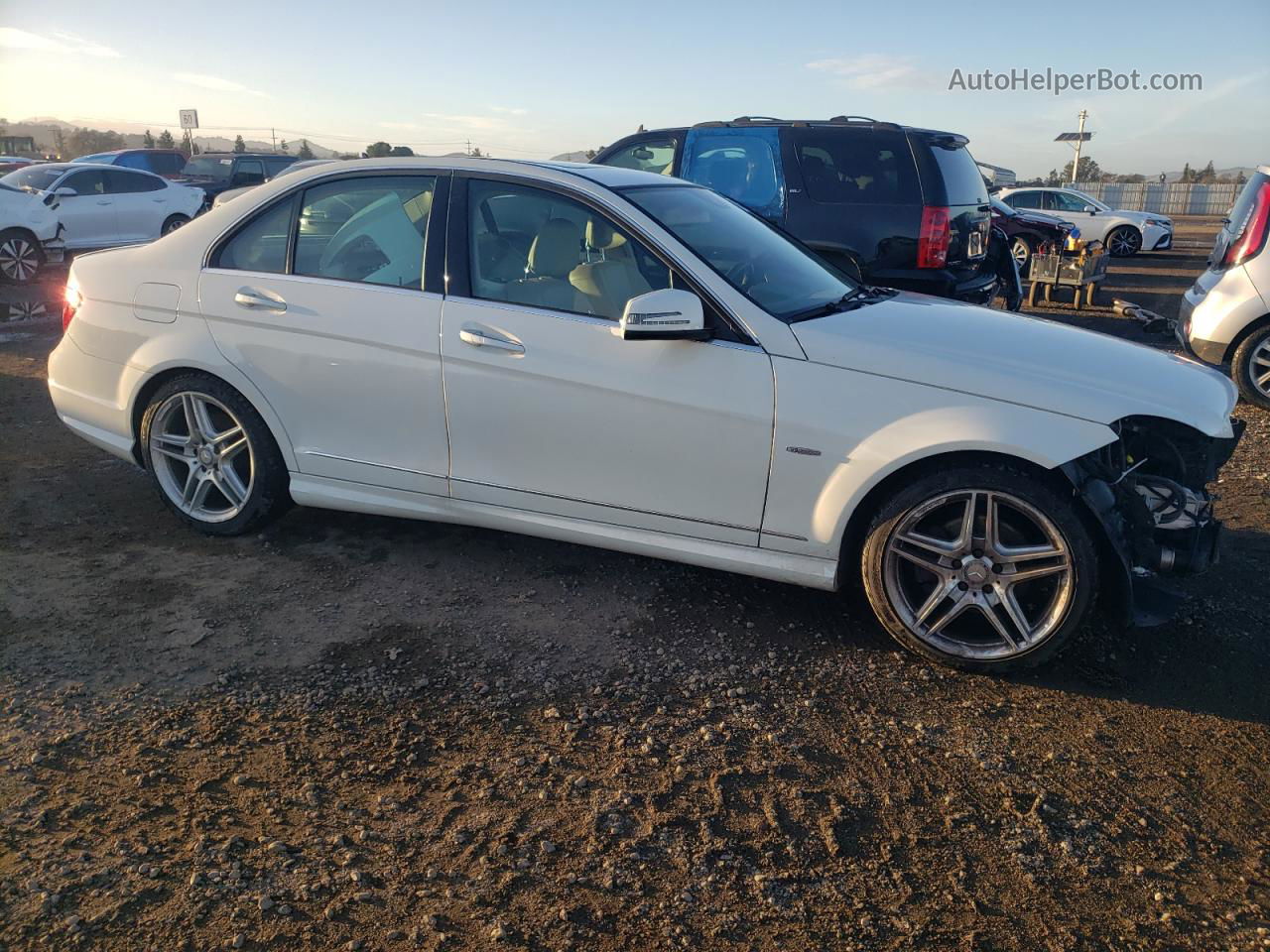 2012 Mercedes-benz C 250 Белый vin: WDDGF4HB9CA615905