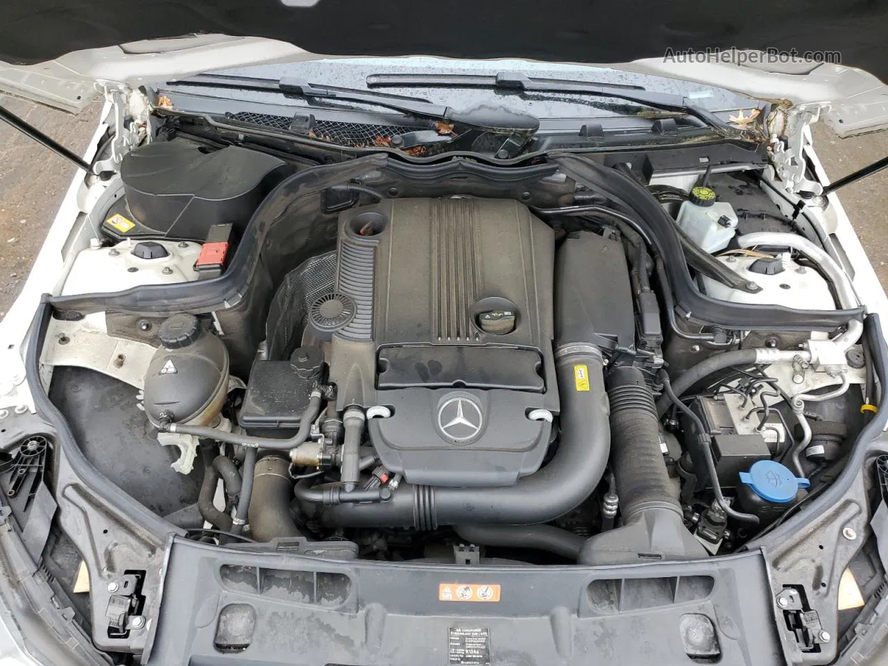 2015 Mercedes-benz C 250 Белый vin: WDDGJ4HB0FG369441