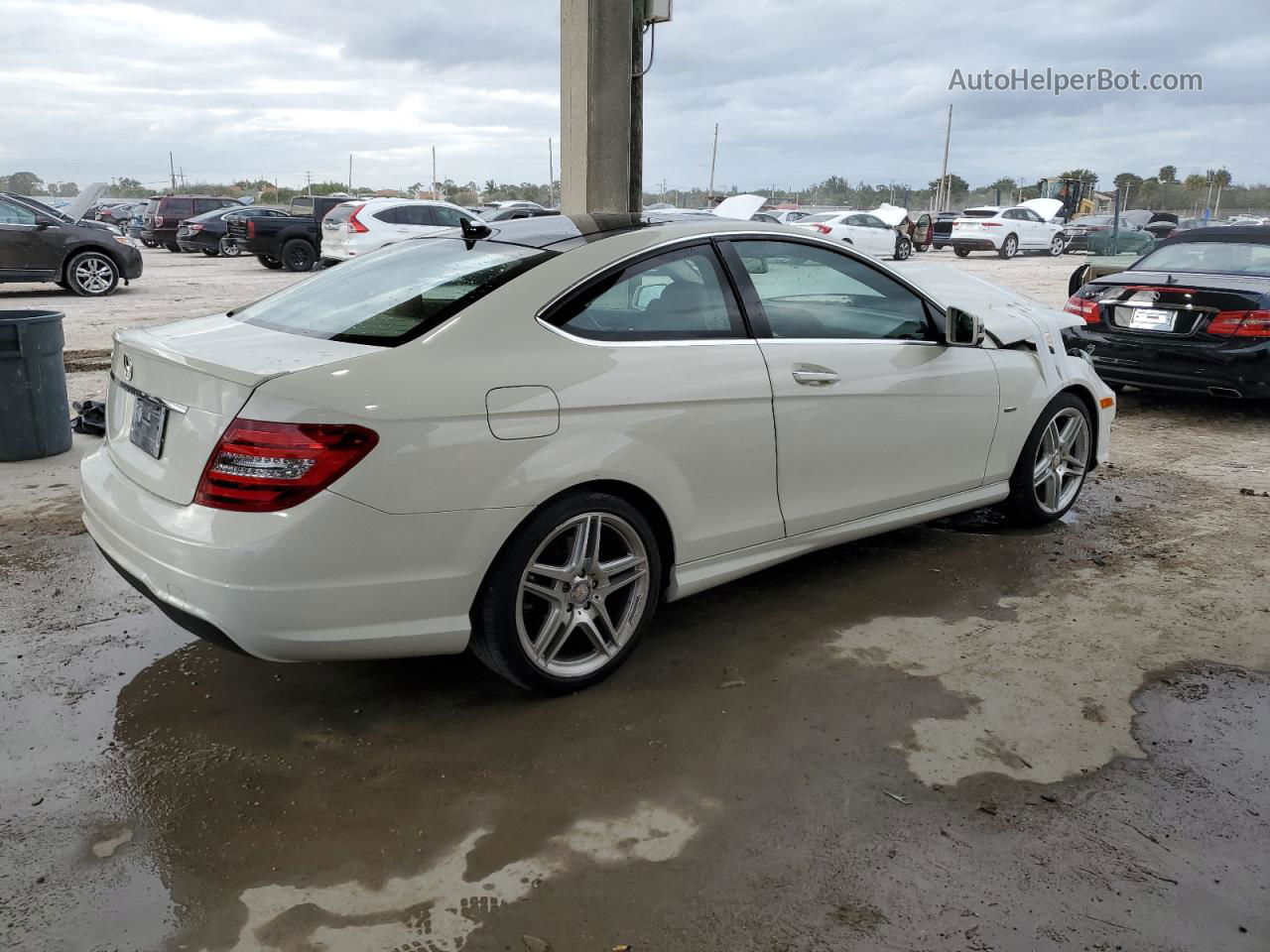 2012 Mercedes-benz C 250 Белый vin: WDDGJ4HB2CF875564